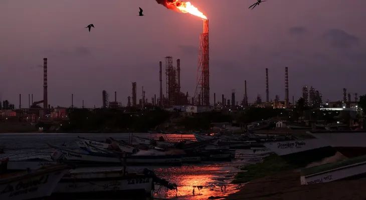 Petróleo sube más de 1% tras ataques hutíes a infraestructura saudí y bloqueo en el estrecho de Ormuz