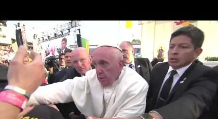 El papa se molesta por "jalones" que casi lo tumban en México (VIDEO)