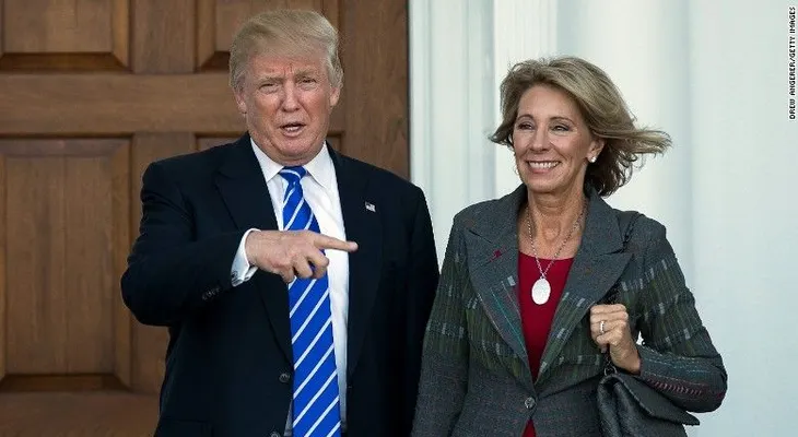 Confirman a Betsy DeVos como secretaria de Educación