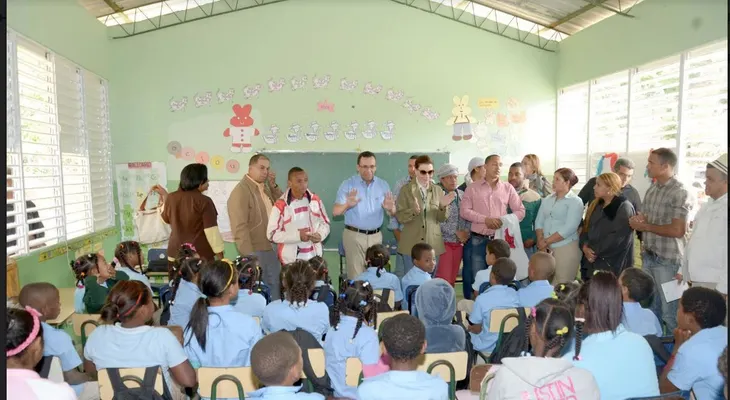 Andrés Navarro recorre escuelas en zonas montañosas de Padre Las Casas, Azua