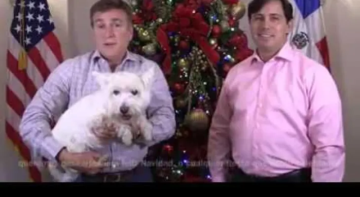 Embajador James Brewster y su esposo felicitan dominicanos por las navidades (VIDEO)