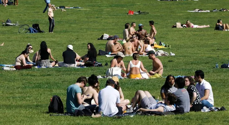 Nueva York levanta la restricción de llevar mascarilla a los vacunados