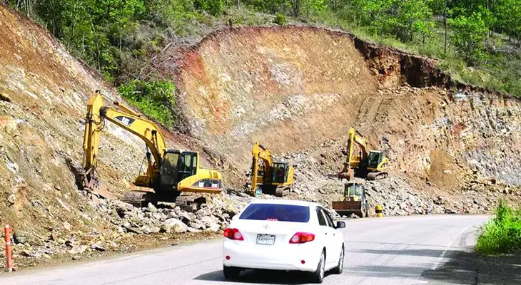 Comunitarios denuncian desalojos arbitrarios y demoliciones para ampliar carretera Jarabacoa-La Vega