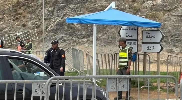 Marruecos impide el cruce masivo de migrantes hacia Ceuta en la frontera de Fnideq