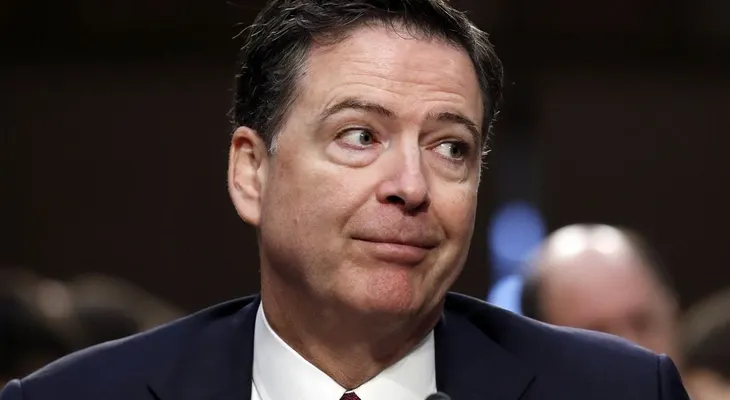 La misteriosa cuenta anónima que usa el ex director del FBI James Comey