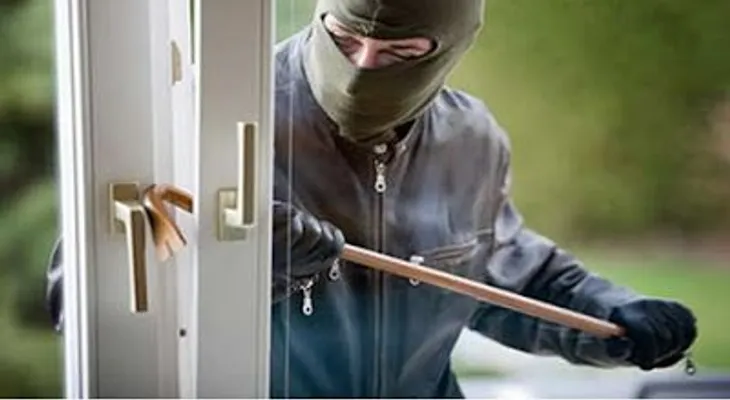 Agentes policiales matan dos hombres que previamente robaron en una casa