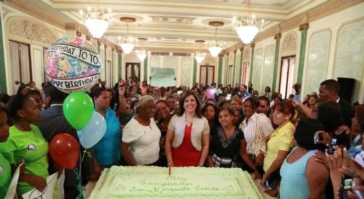 Mujeres humildes agasajan Vicepresidenta en su cumpleaños