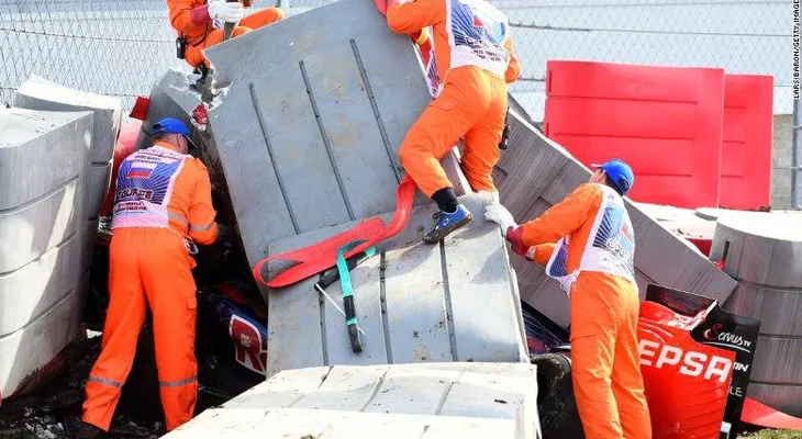 Aparatoso accidente del piloto Carlos Sainz durante la calificación del Gran Premio de Rusia