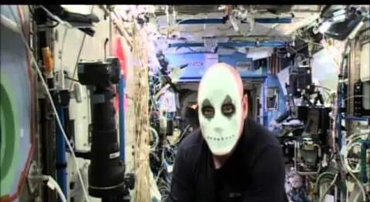 Astronautas se disfrazan en el espacio para celebrar Halloween