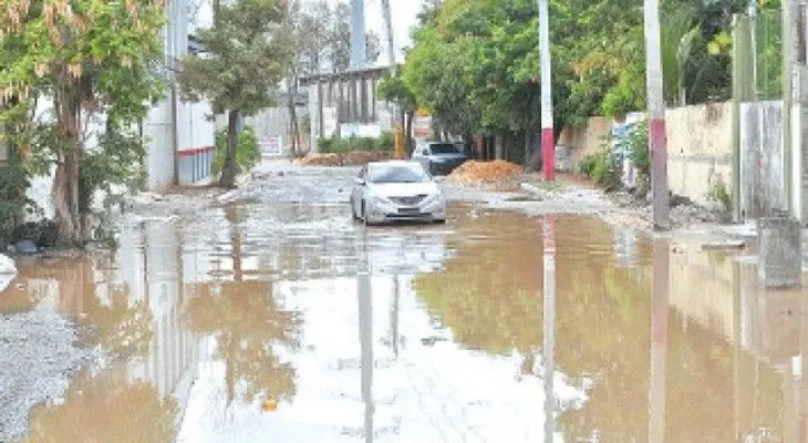 Hoyos trastornan la Zona Industrial de Herrera