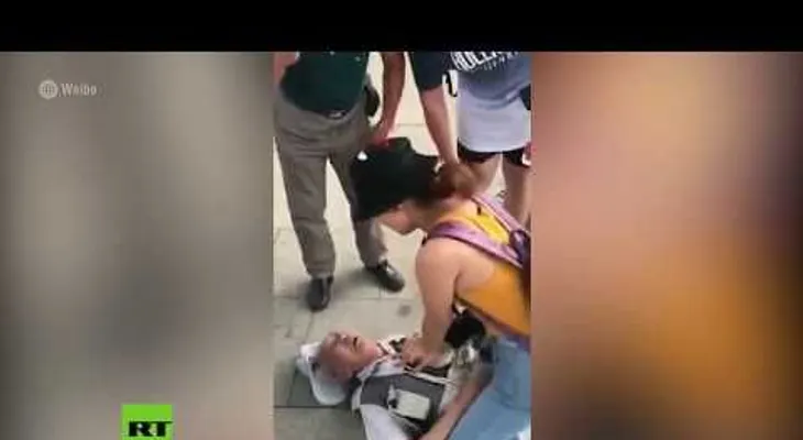 Una estudiante "resucita" a un anciano en plena estación de tren