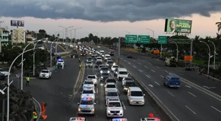 Caída de árbol sobre la autopista Las Américas deja cuatro heridos y varios vehículos afectados