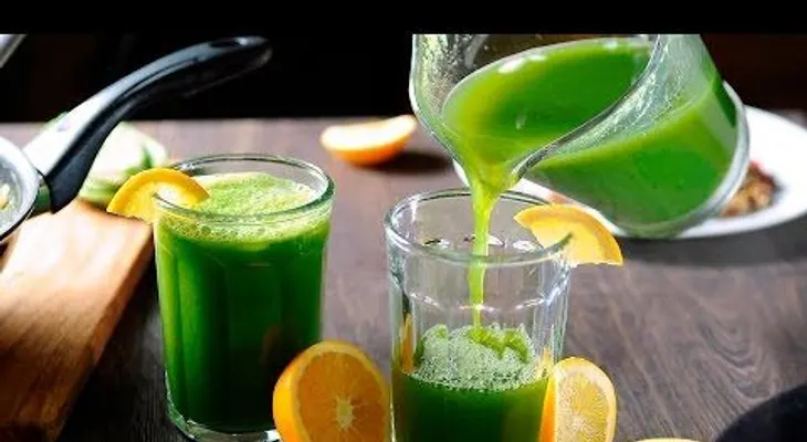 Bebida para adelgazar: agua de lechuga con limón y naranja