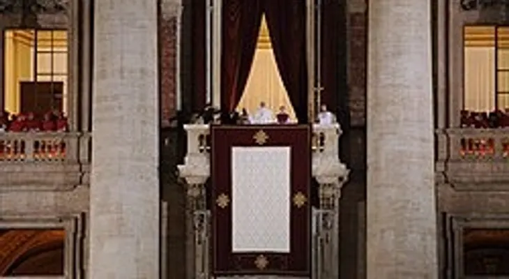 Hablando del rey de Roma, por la puerta asoma: un refrán que invita a la prudencia