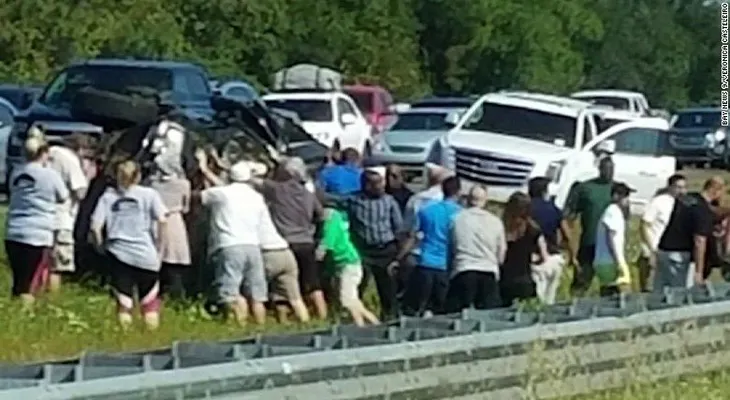 Decenas de personas rescatan a niña atrapada en camioneta volcada
