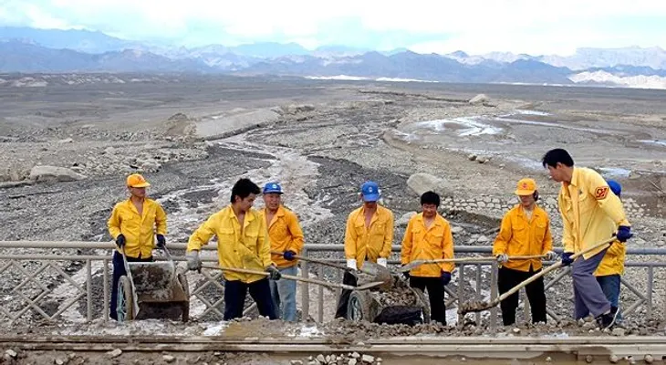 China mueve montañas para crear más ciudades