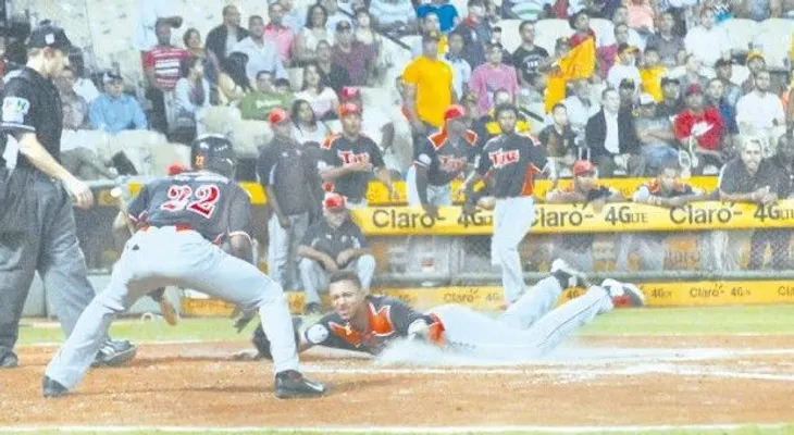 Gigantes ganan y provocan un triple empate; Leones se sacuden