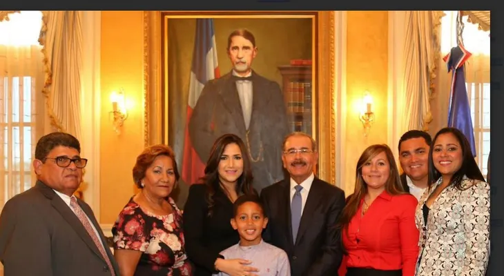 Decisión Juvenil entrega informe al presidente Danilo Medina
