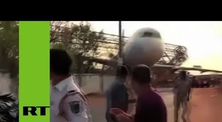 Un avión de pasajeros se desploma junto a un aeropuerto de la India