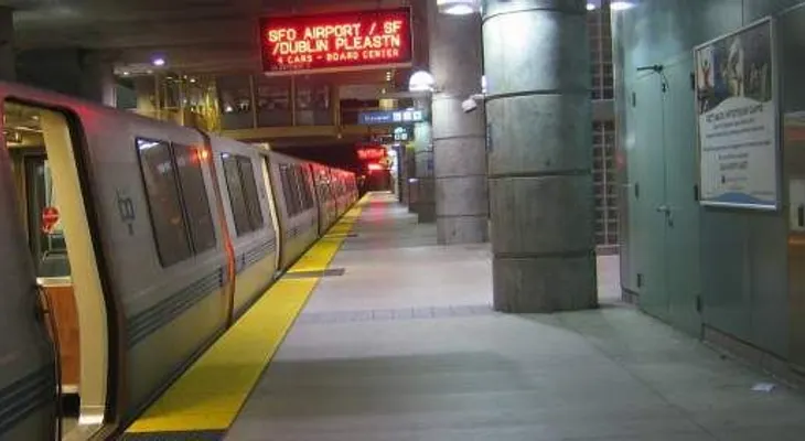 Video: hombre sobrevive luego de que un tren le pasara por encima