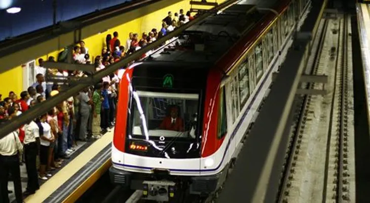 Joven se prende fuego en vagón de 2da línea del Metro (Video)