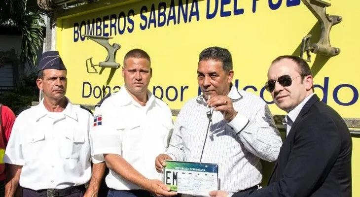 Falcondo dona camión de bomberos al distrito municipal de Sabana del Puerto