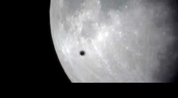 ¿Ovnis a la vista?: Los extraños objetos que sobrevolaron la superluna (VIDEO)