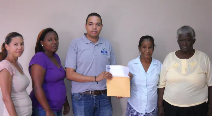 Reparan  viviendas a familias pobres en Barahona