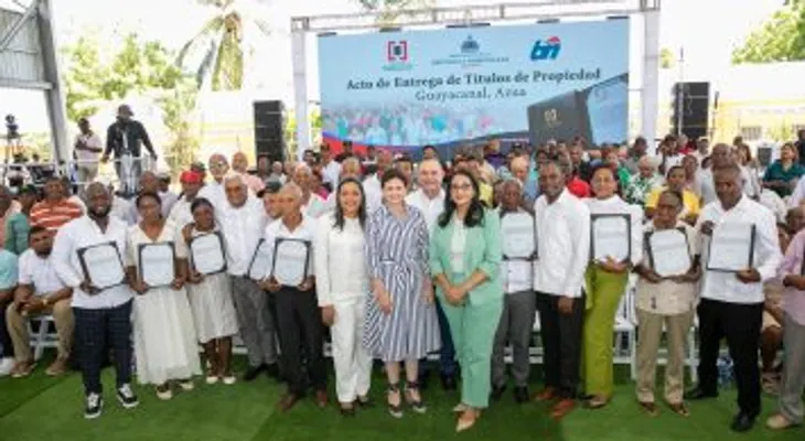 Vicepresidenta Raquel Peña entrega 450 títulos de propiedad a familias de Guayacanal, Azua