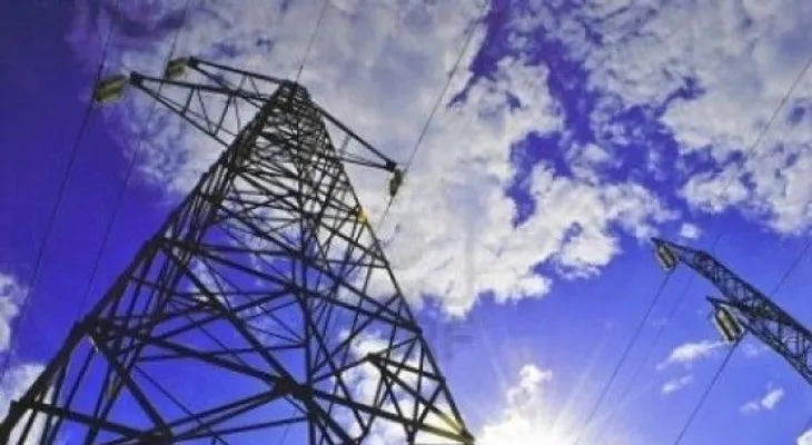 Sobrevive tras caer de un puente y recibir una descarga eléctrica