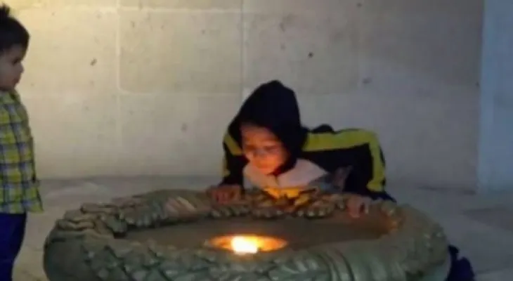 Un niño apaga un fuego que ardía desde hace 200 años