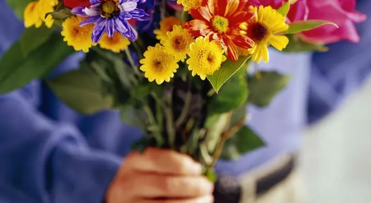 Los hombres muestran su amor a través de acciones, no palabras