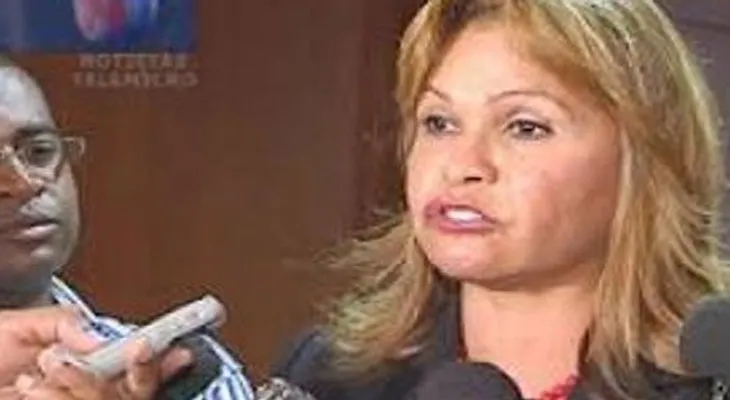 Senadora denuncia el Gobierno invierte RD$ millones para pasar proyecto de reelección  
