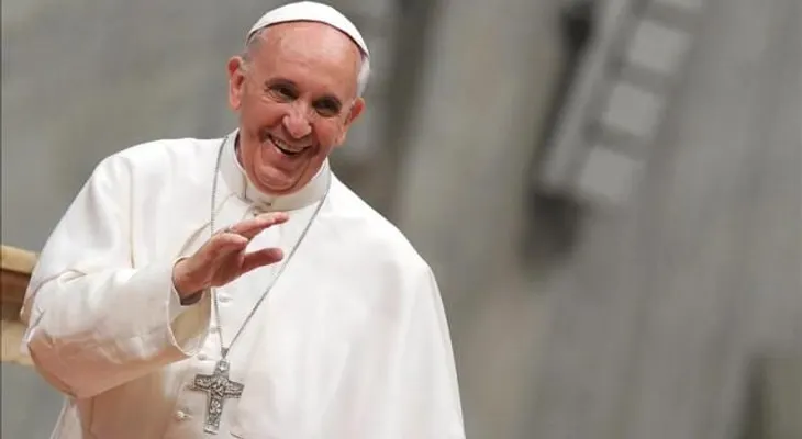 El papa dice en Twitter que la oración lo puede todo y pide rezar por la paz