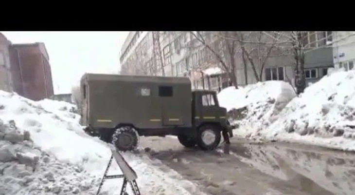 Salida triunfal de un todoterreno ruso atrapado por la nieve