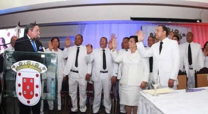 Abel Martínez dice que recibió las arcas vacias; promete devolver el esplendor a Santiago