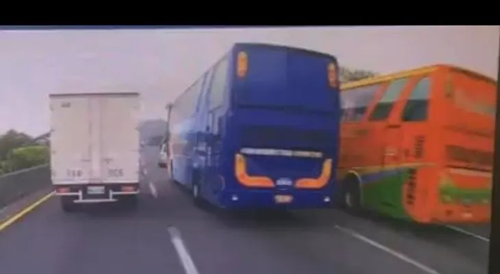 ¡Vaya irresponsabilidad del conductor!: un bus se empotra a alta velocidad en un muro