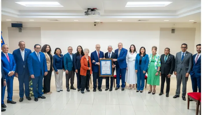 Senado reconoce trayectoria de Jaime Sued en industria farmacéutica