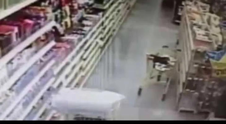 Una madre se vuelve una fiera para salvar a su niña de un secuestro (VIDEO)