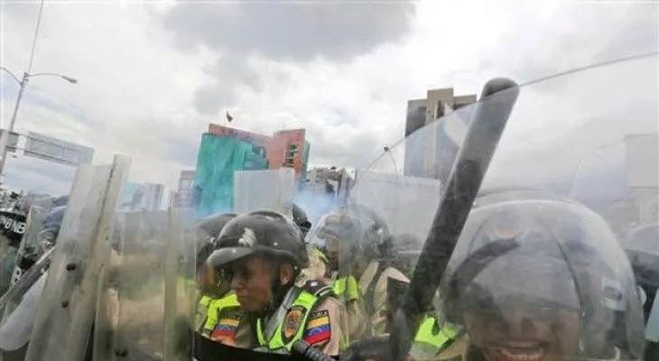 Policías lanzan bombas y balas de goma a marcha que encabezaba Capriles