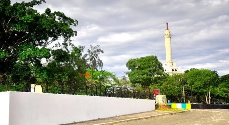 Denuncia que cercan área honra a héroes