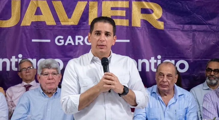 Víctor Fadul juramenta comité de campaña en Santiago