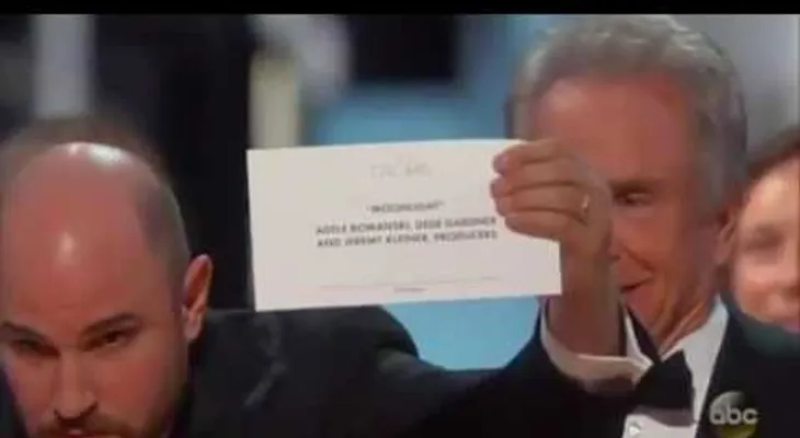 La ceremonia de los Oscar cierra con su propio papelazo; lista de los ganadores (VIDEO)