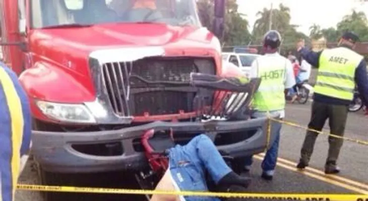 Hombre muere al chocar su motocicleta con un camión