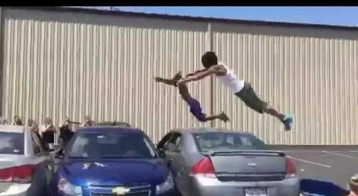 Los Juegos Olímpicos callejeros: dos gimnastas saltan sobre tres autos en una espectacular acrobacia
