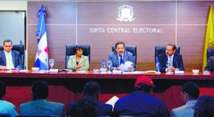 Foro por la paz entrega en CD solicitud para interpelación presidente J.C.E
