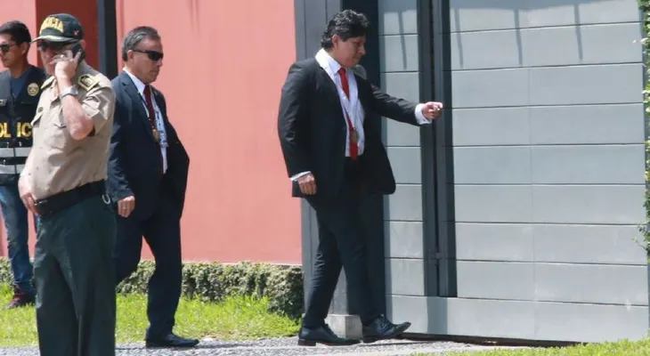 Un ave decapitada en el balcón de su casa: la presunta amenaza a un fiscal en Perú