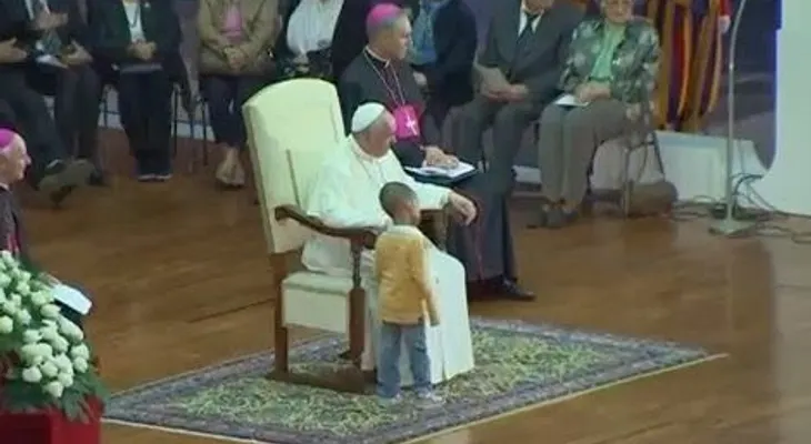 Video: Niño "le quita" la silla al Papa en plena misa