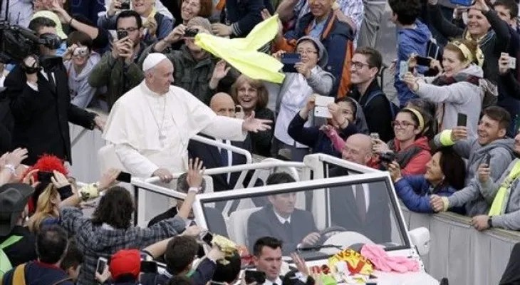 La felicidad no se puede descargar como un móvil, le dice el Papa a los jóvenes