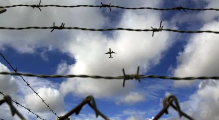 Hallan un Allahu Akbar y otras inscripciones en árabe en aviones en Francia